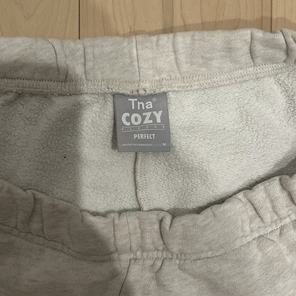 aritzia cozy fleece perfect sweatshorts - Picture 2 of 3